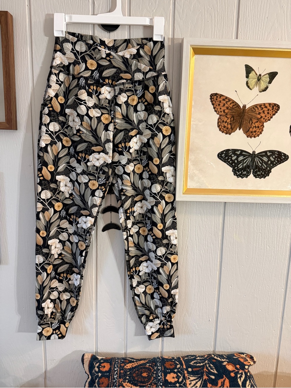 JALA Yoga High Waisted Crossover Magnolia Printed floral joggers leggings